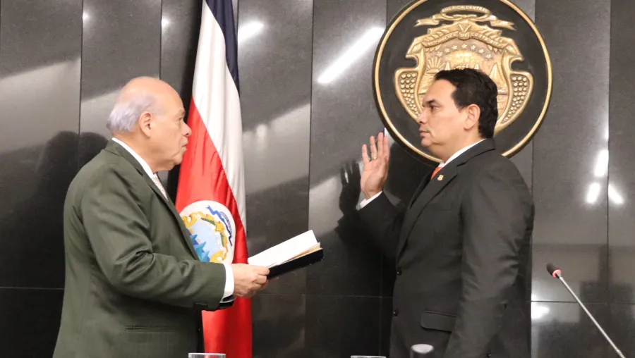 Siendo juramentado como director del OIJ