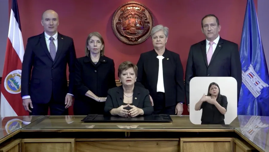 cuatro magistrados alrededor de la presidenta del TSE