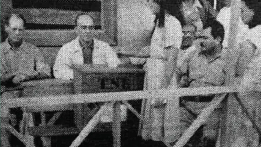 primera mujer votando 