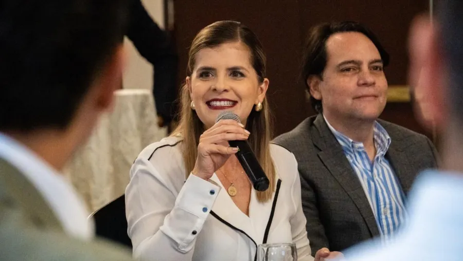 laura fernandez con un microfono