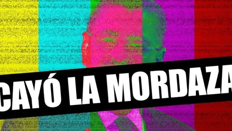 Imagen del presidente de la República con un efecto de colores tipo señal de televisión dañada y, encima, una franja negra con el texto “Cayó la mordaza”.