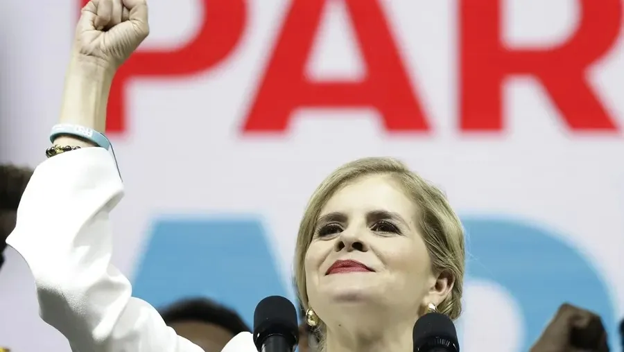 laura fernandez celebrando