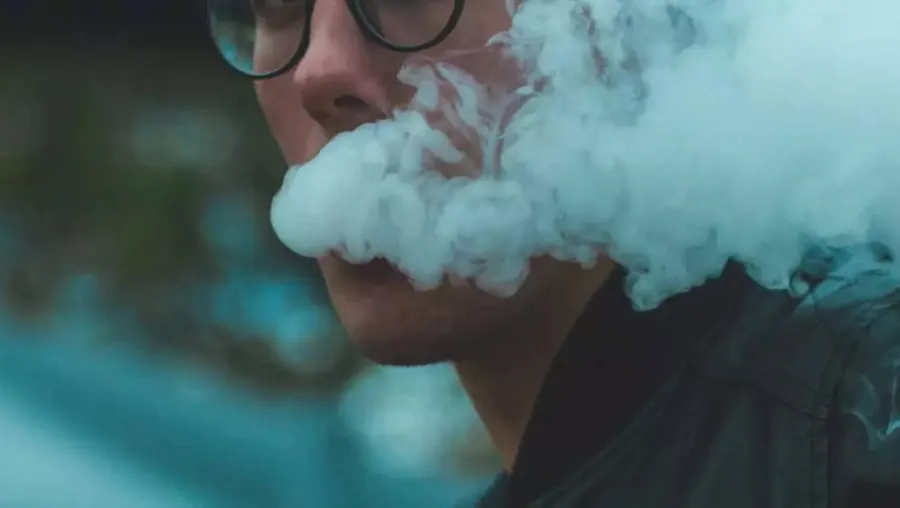 persona fumando vape