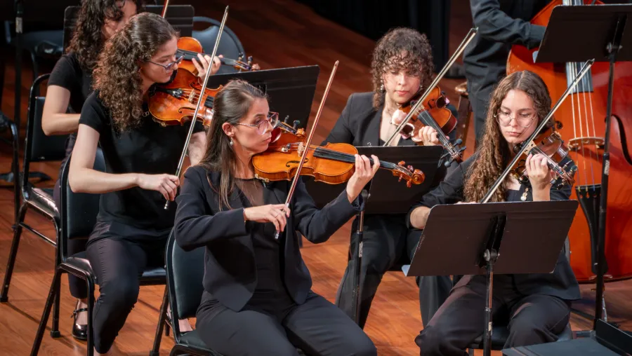SINEM presenta la primera Orquesta Sinfónica integrada por mujeres.